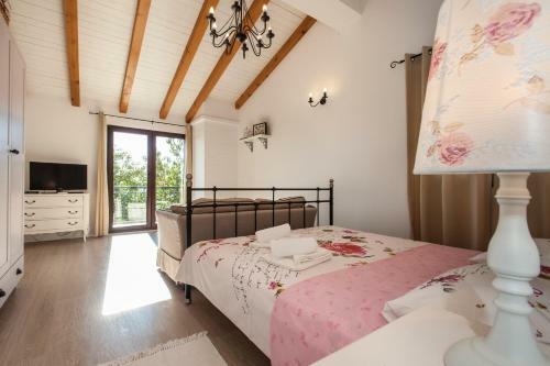 Villa Vrh Knje?aka - With Heated Pool