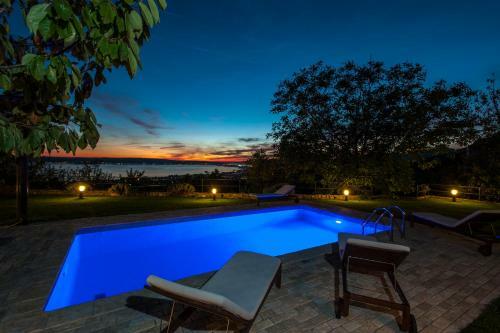 Villa Vrh Knje?aka - With Heated Pool