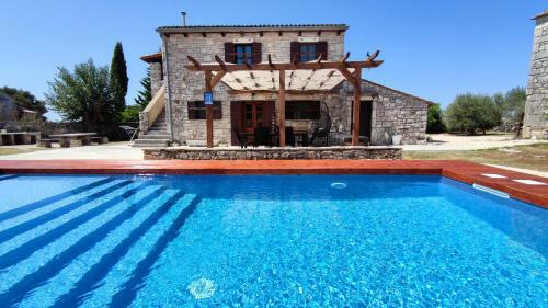 La Dolce Villa - With Heated Swimming Pool