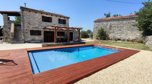 La Dolce Villa - With Heated Swimming Pool