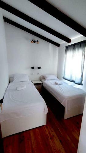 La Dolce Villa - With Heated Swimming Pool