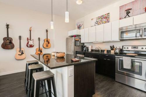 Apartamento Upscale - Modern King Suite - Heated Parking