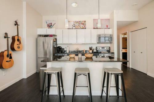 Apartamento Upscale - Modern King Suite - Heated Parking