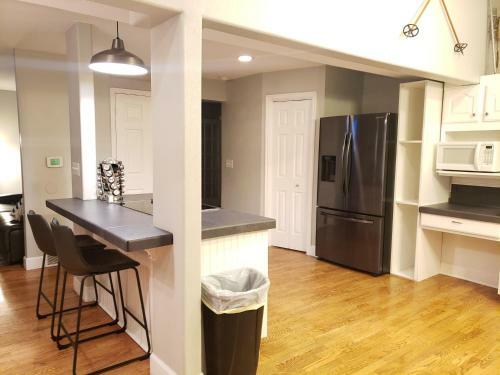 Spacious Ski House W/fireplace & Fenced Yard!