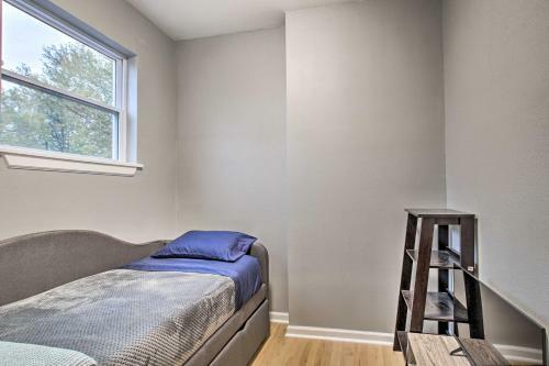 Bright Home With Backyard, 3 Miles To Downtown!