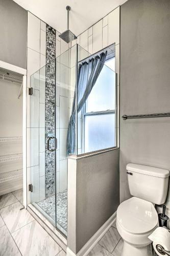 Bright Home With Backyard, 3 Miles To Downtown!