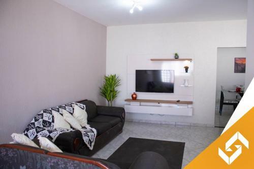 Casa Com 03 Quartos E Piscina Aquecida Em Bairro Residencial