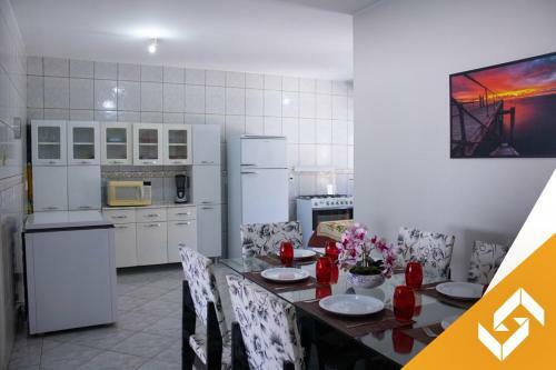 Casa Com 03 Quartos E Piscina Aquecida Em Bairro Residencial