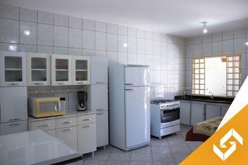 Casa Com 03 Quartos E Piscina Aquecida Em Bairro Residencial