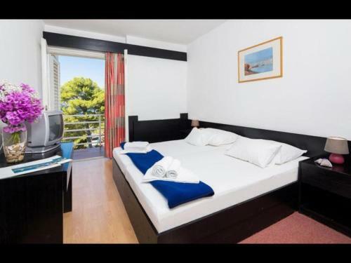 Hostal Room In Guest Room - Commodious All Inclusive Double Room With Sea View