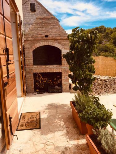 Villa Duboka, Otok Vis