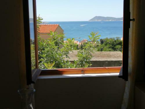 Hostal Apartments Bako Komiza