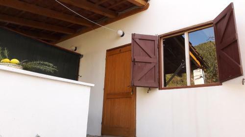 Hostal Apartments Bako Komiza