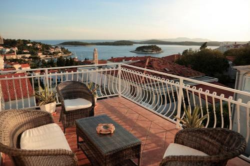 Hostal Tanya-apartments And Rooms