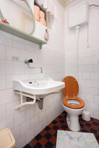 Apartments With Wifi Hvar - 5690