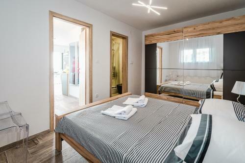 Aurora Apartment & Aurora Room