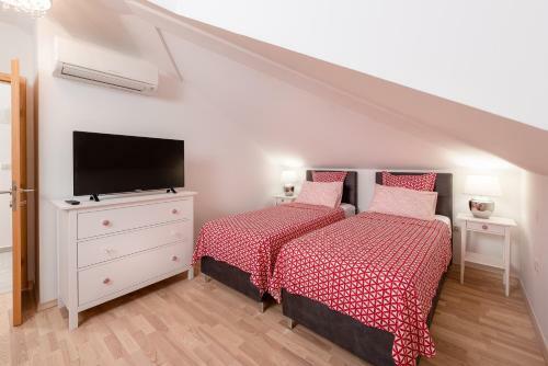 5 Bedrooms Holiday House With Sea View