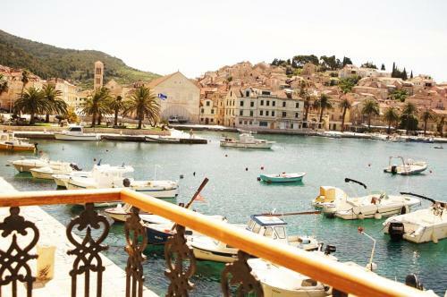 Hostal Hvar Riva Rooms 2