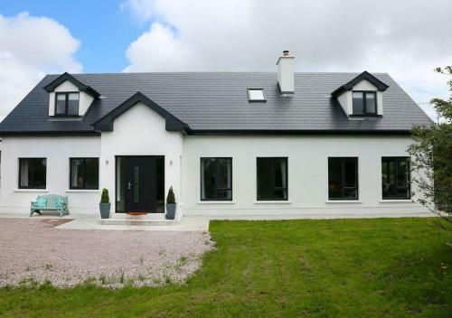 Luxury 6 Bedroom Spiddal Villa, Jacuzzi, Balcony
