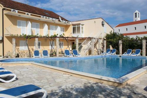 Hostal Spacious Bedroom For Two With Pool View - Pansion Hajduk