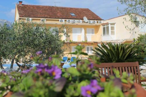 Hostal Spacious Bedroom For Two With Pool View - Pansion Hajduk