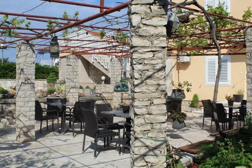 Hostal Spacious Bedroom For Two With Pool View - Pansion Hajduk