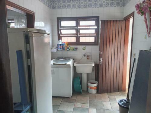 Casa T�rrea Com Piscina � 100 Mts Da Praia