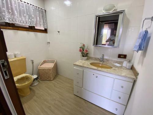 Casa Agrad�vel Com Piscina, A Poucos Passos Da Praia