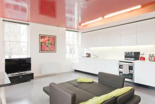 Central Designer Apartment With River Views