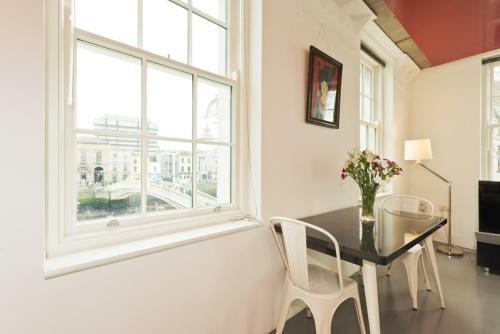 Central Designer Apartment With River Views