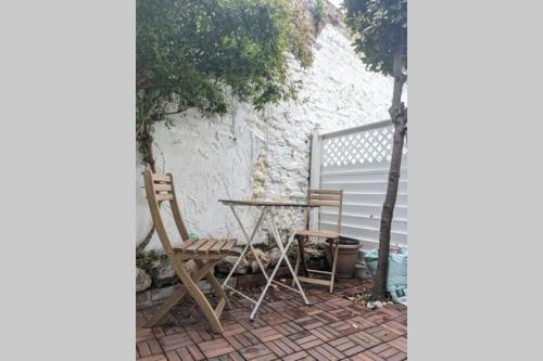 Entire House, Sleeps 2-6, Sunroom, Outside Yard