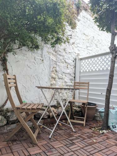 Entire House, Sleeps 2-6, Sunroom, Outside Yard