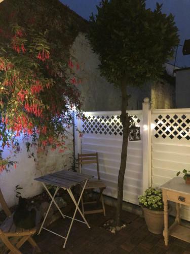 Entire House, Sleeps 2-6, Sunroom, Outside Yard