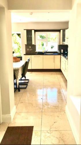 Shangri - La Spacious Family Townhouse