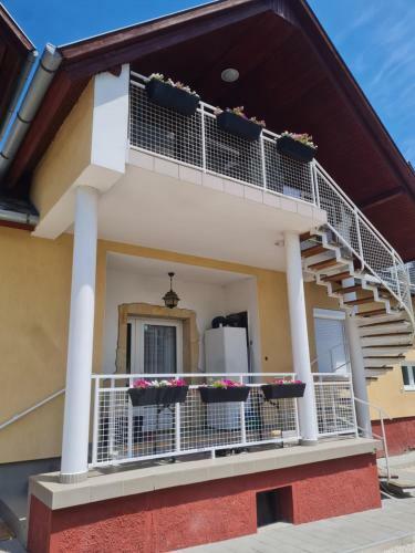 Tavir�zsa Apartman