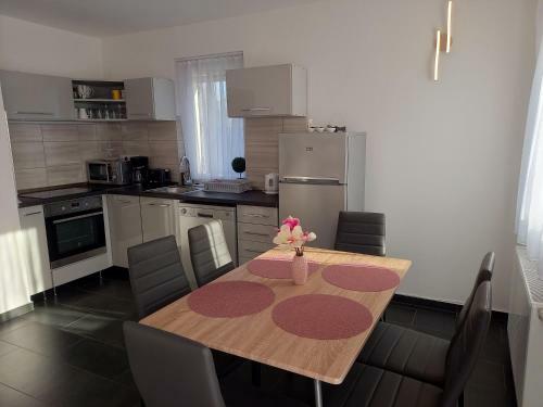 Laura Luxury Apartman Gyenesdi�s