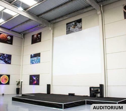 Hangar Para Avi�es, Hospedes E Seus Sonhos...