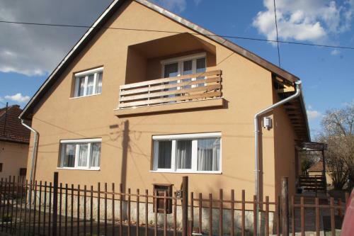 Hostal Pacsirta Apartman