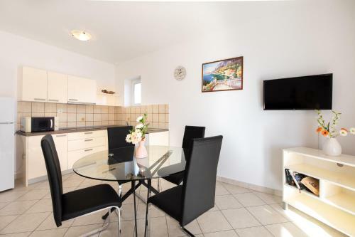 Apartments With Pool Ivana Krk