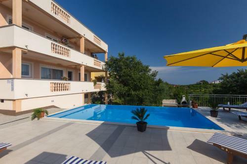 Apartments With Pool Ivana Krk