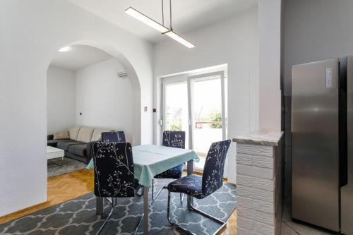Apartments With A Parking Space Krk - 17897