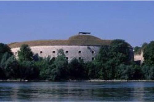 Romantic Holiday Cottage By The Danube