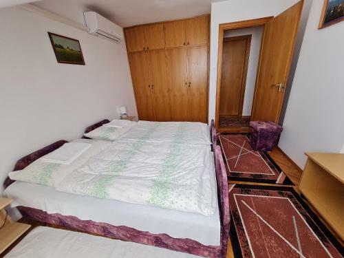 Gy�ngyvir�g Apartman Lenti