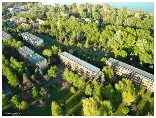 �va Apartman, Helikon-liget