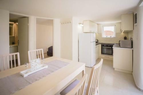 Eleven Apartman House