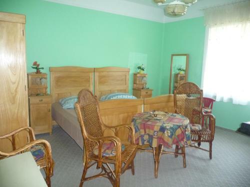 M�rta Vend�gh�z