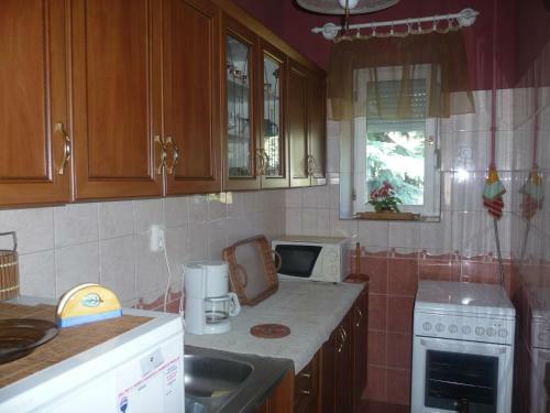 M�rta Vend�gh�z