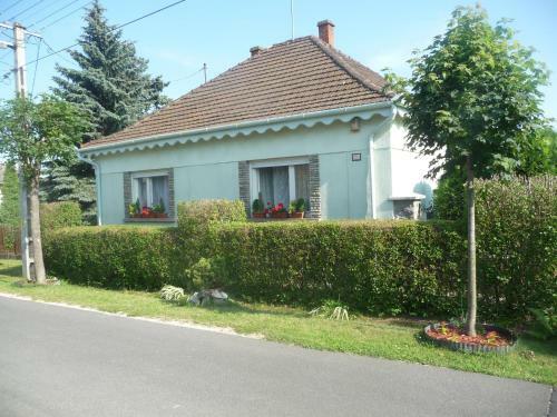 M�rta Vend�gh�z