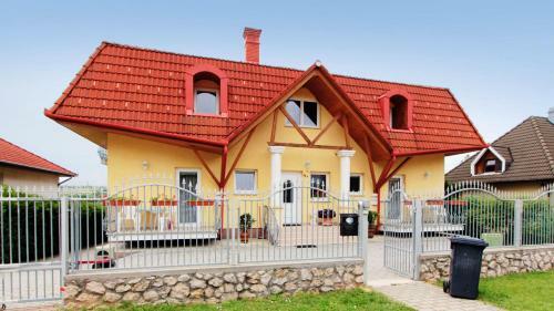 Lena Apartman