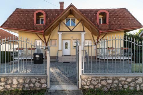 Lena Apartman